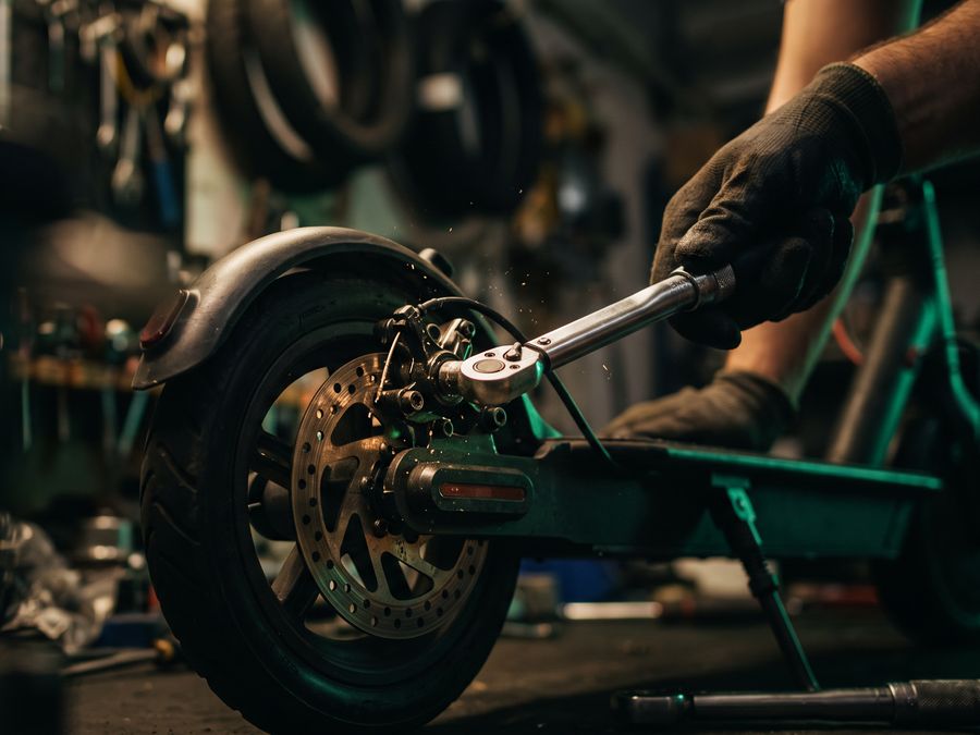 Bremse am E-Scooter wird eingestellt